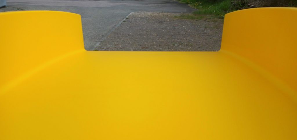 Bauteil der Wasserrutsche kurz nach der Reparatur und Neubeschichtung