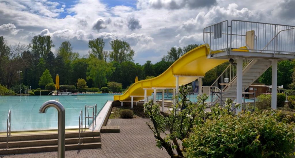 Panoramafoto des Schwimmbads mit Wasserrutsche