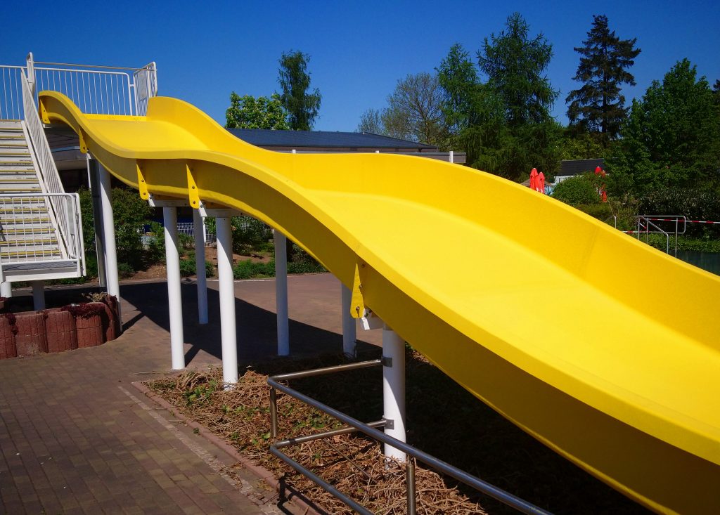 Wasserrutsche von er Seite fotografiert, mit Treppe