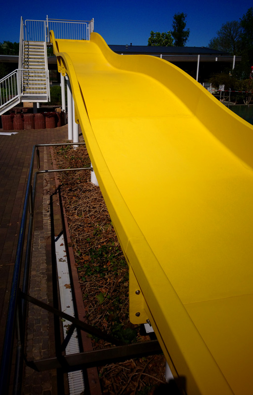 Wasserrutsche mit Treppe und Himmel